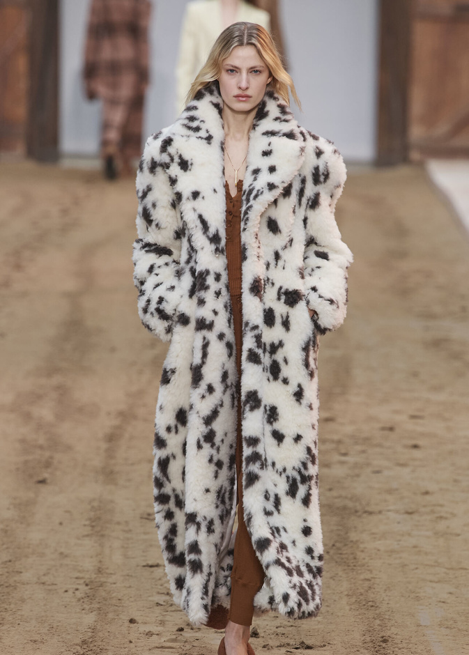 عرض أزياء مجموعة Stella Mccartney لشتاء 2024 تحيي موضة التصاميم الفضفاضة