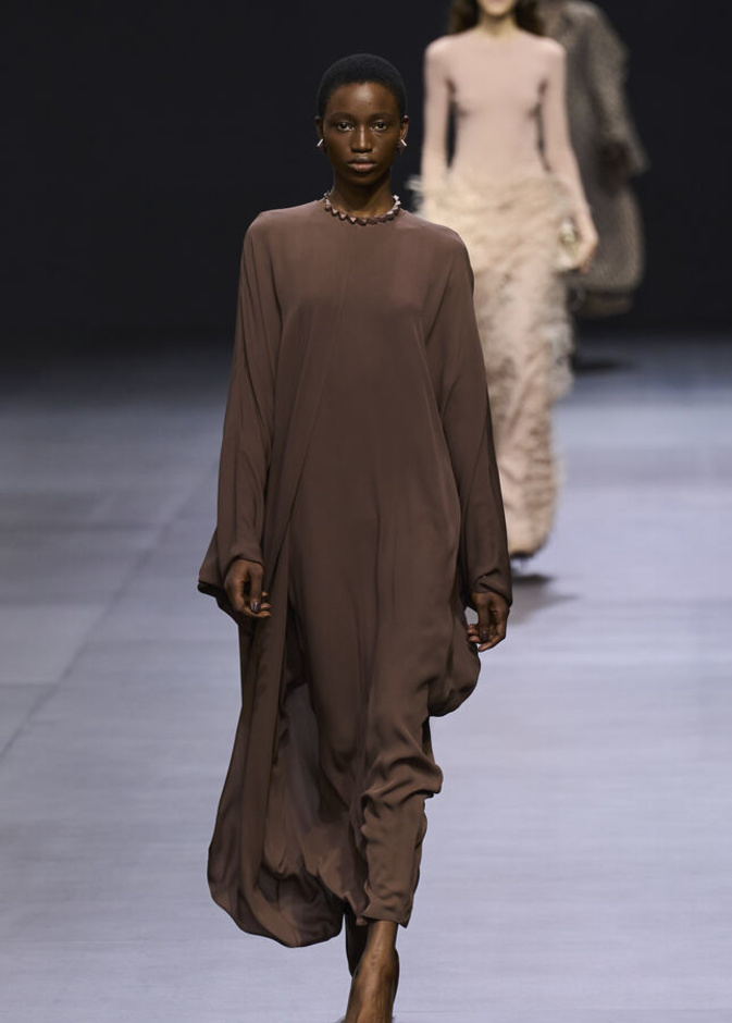 إطلالة مميّزة من Valentino يمكنك تنسيقها في إطلالات رمضان المميّزة