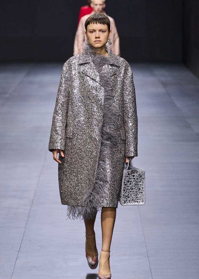 عالم الموضة مسحور باللون الفضّي لموسم صيف 2023