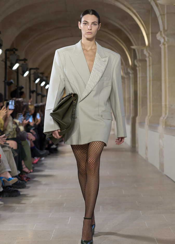 فيكتوريا بيكهام تتألق في باريس بتصاميم جذابة وتفاصيل متنوعة لشتاء 2024