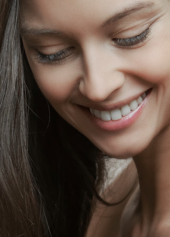 من ترطيب البشرة الى حماية أطراف الشعر ..نكشف لك الاستخدامات المتعددة للفازلين 