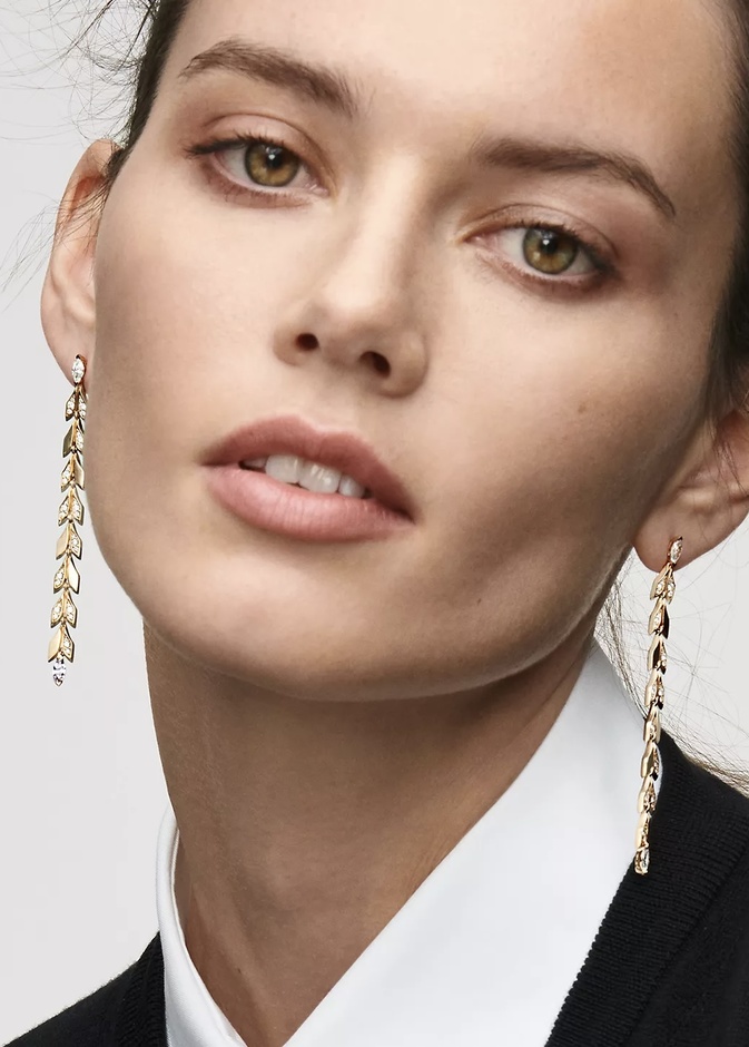 تصاميم أقراط شاندلير من ماركات المجوهرات العالمية لإطلالة عصرية لا مثيل لها