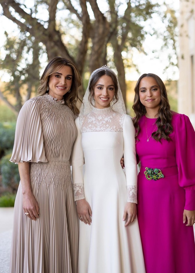 4 سمات أساسية ميزت إطلالات حضور حفل زفاف الأميرة إيمان 