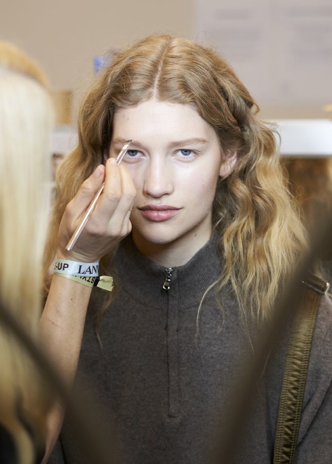 توجّهات جمالية جديدة في كواليس عروض باريس 2024