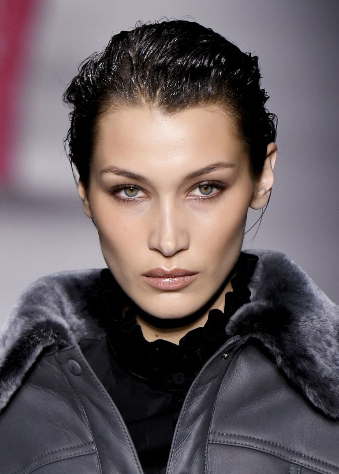 بيلا حديد تلهمك بخطوات الروتين اليومي للعناية بالبشرة