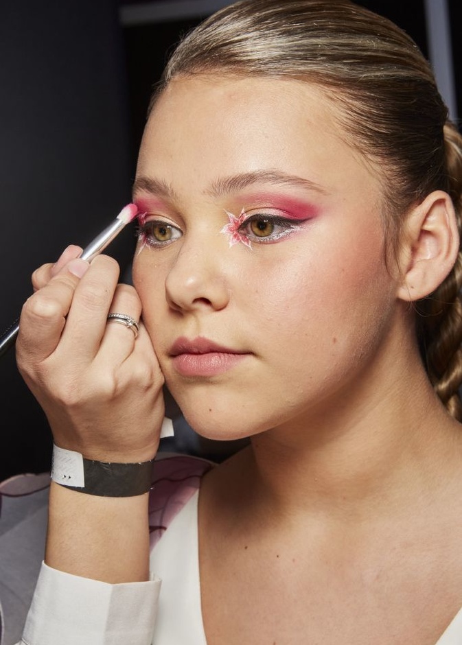 أبرز اتجاهات ألوان الظلال الزهرية لربيع 2023 ونصائحنا لتطبيق هذه الصيحات