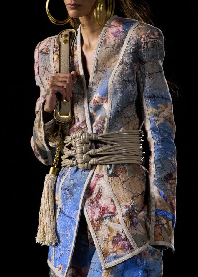 حزام الخصر لمسة إضافية على إطلالات النجمات وهذه أبرز صيحاته لربيع وصيف 2023