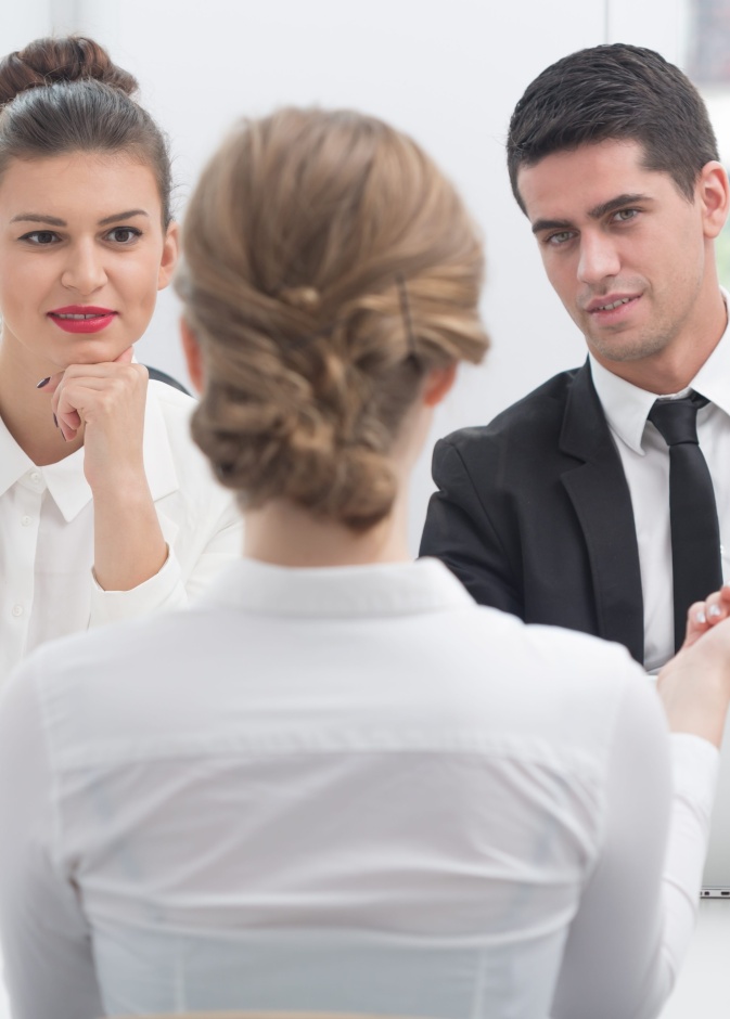 ارتداء اللون المناسب الذي يعكس سمات الشخصية أحد الحيل النفسية التي تساهم في تخطي مقابلات العمل بنجاح