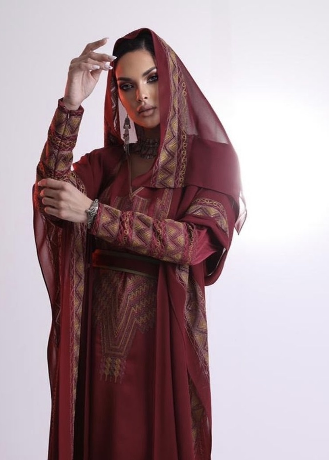 مصممة الأزياء منال الأحمري لـ "هي": "تراثنا فخرٌ لنا"