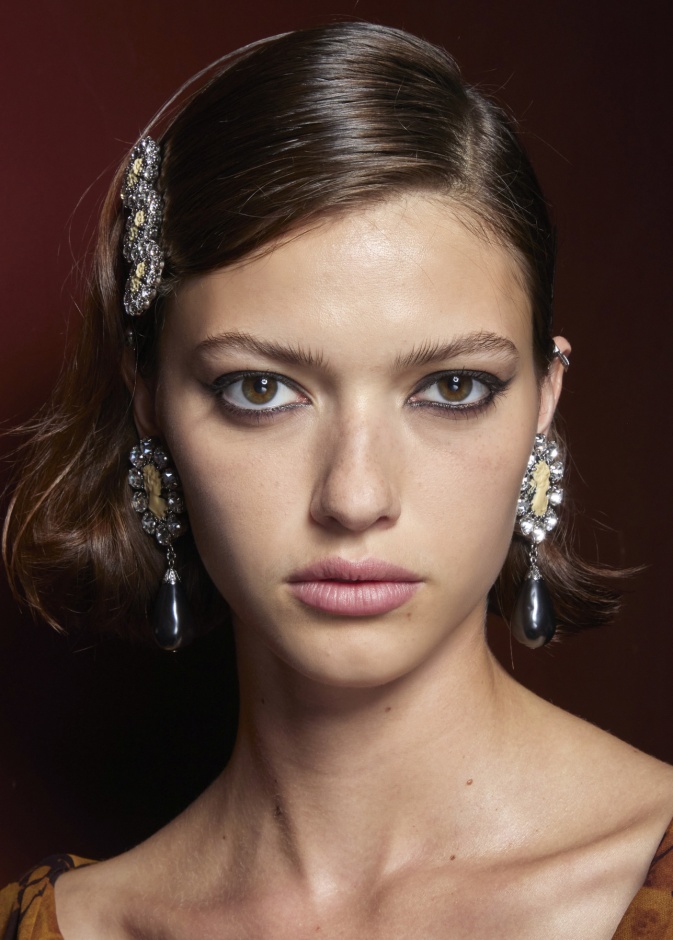 المكياج المناسب للعيون العسلية موضة 2023.. إليك خطوات متقنة لتطبيقه