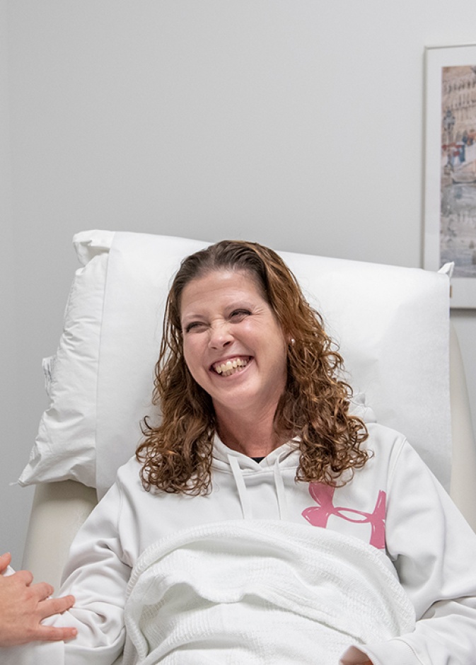 جينيفر دينيس أول مريضة تتلقى لقاح سرطان الثدي في العالم