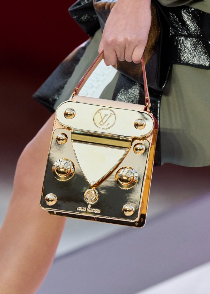 حقائب عصرية تليق بإطلالاتك في أيام العيد