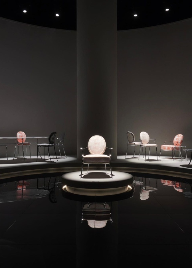 شاركت ديور هذا العام في أسبوع ميلانو للتصميم بمجموعة من الكراسي الملونة بألوان فائقة ومتناقضة