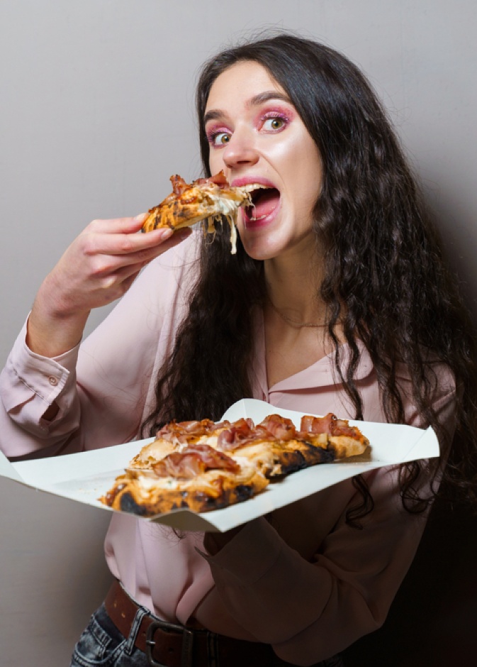 تُدمنين الوجبات السريعة... إليك نصائحنا الذهبية للتخلص من هذه العادة السيئة