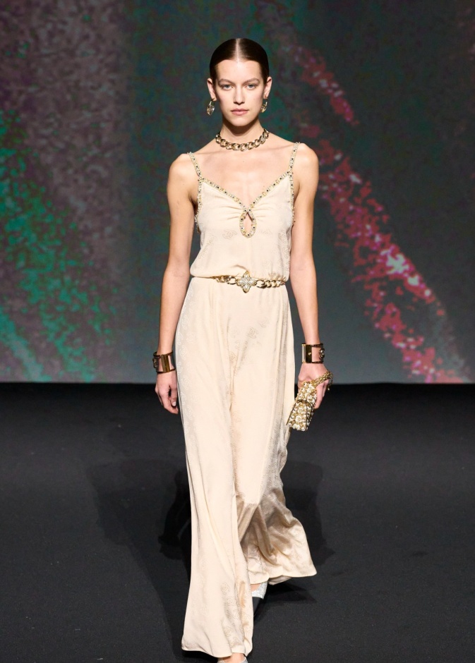 7 منصات عرض برزت فيها أنوثة الإطلالات لربيع وصيف 2023