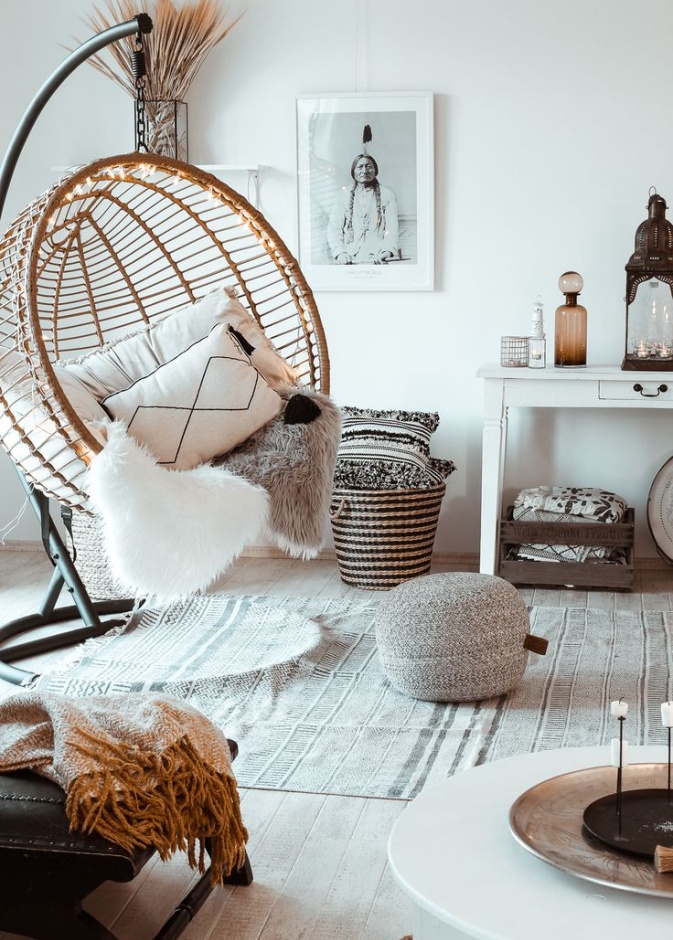 فوانيس من الشموع المعطرة في ديكور منزل بوهيمي