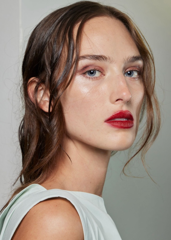 ألوان أحمر شفاه بارزة مع صيحة الكونتور في عيد الفطر 2023 من وحي دار Philosophy di Lorenzo Serafini