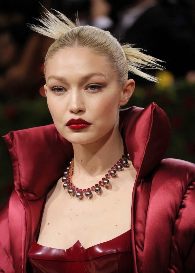 اطلالة Gigi Hadid بمكياج مات وأحمر شفاه قوي مع الرفعة العصرية