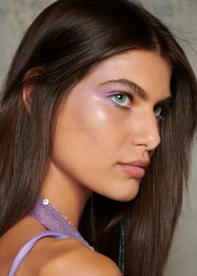 رسمات المكياج البنفسجي المشرق من وحي دار Genny