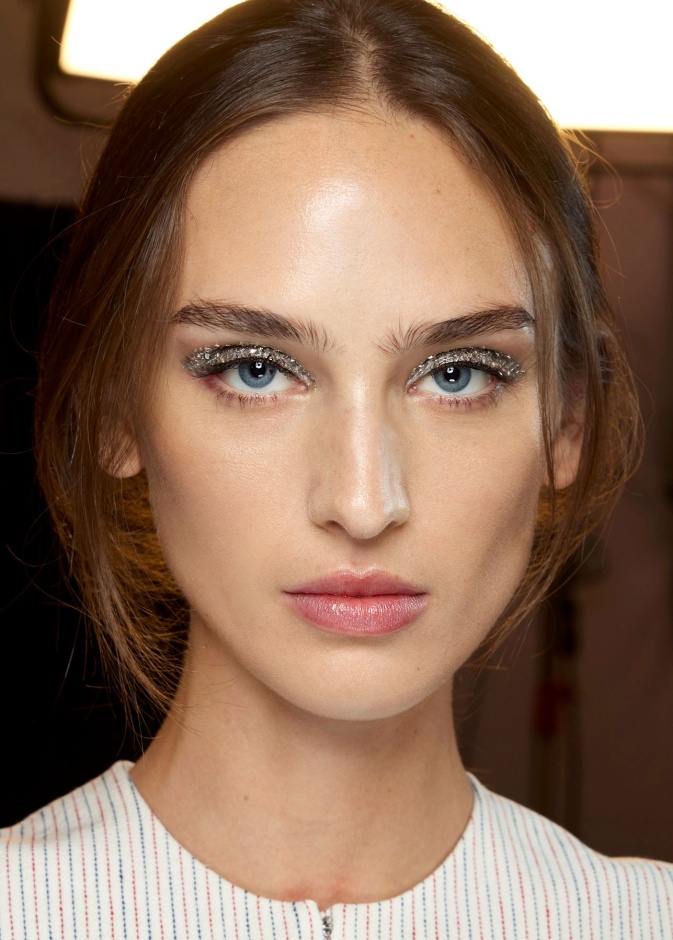 مكياج عيون الغليتر الفضي بأسلوب سموكي من دارTory Burch