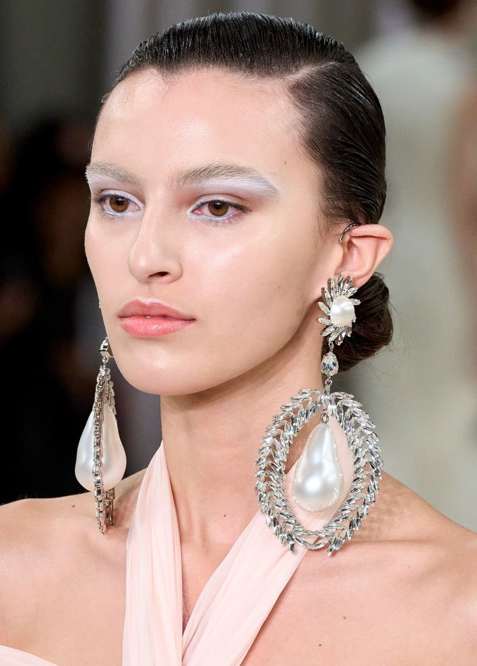 مكياج ناعم مع الظلال البيضاء على الجهة الداخلية وحدود الحواجب من دار Giambattista Valli