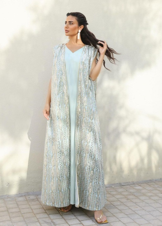 ديما الأسدي بإطلالة لافتة بفستان بسيط مع عبايا مطرزة فوقه