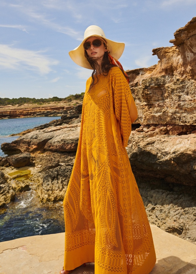 فساتين الدانتيل تسيطر على إطلالات صيف 2023