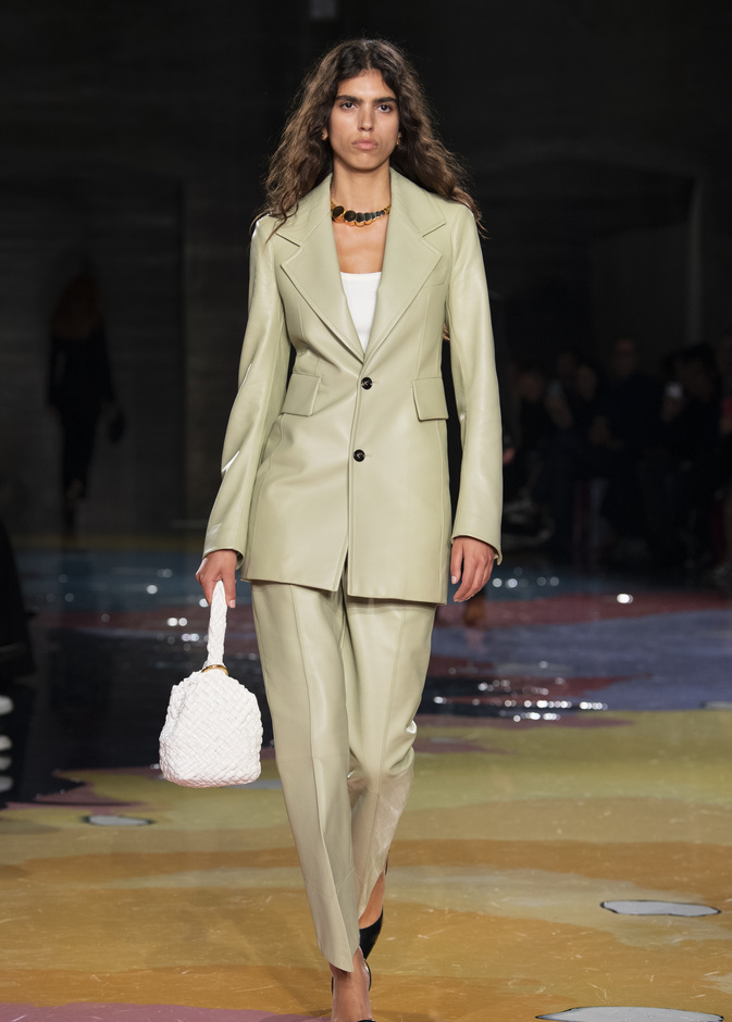 تنسيق جاكيتات الجلد في ربيع 2023