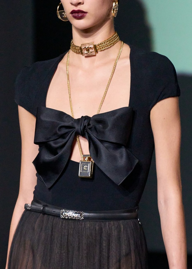 لمسة مميزة من CHANEL على اكسسوار الشوكر