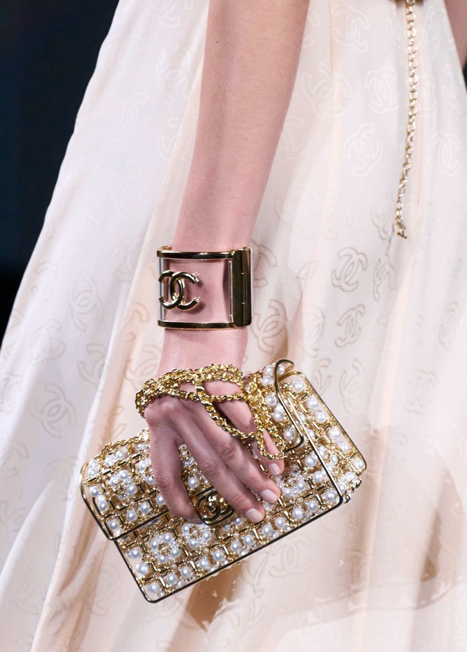 حقائب الحفلات البراقة خيار لا بد منه في ربيع وصيف 2023