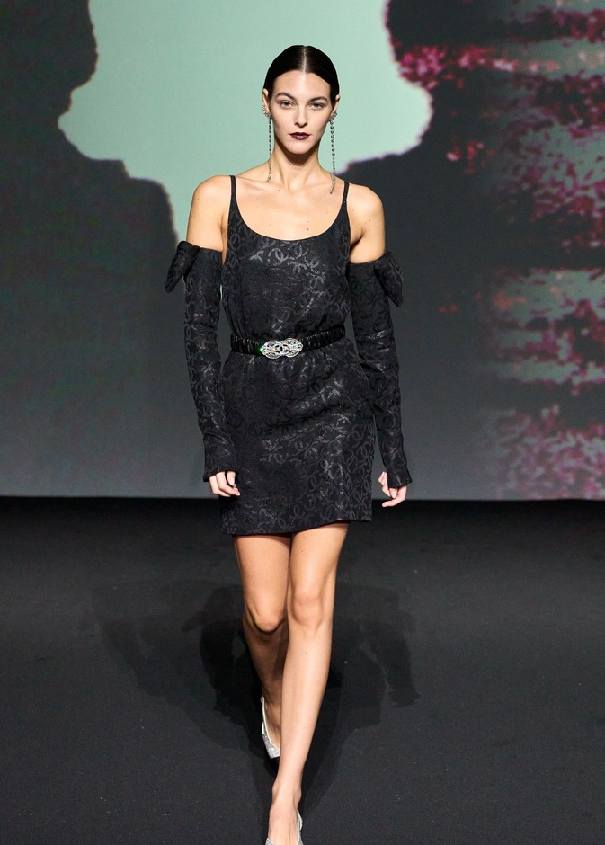 فستان الشرائط الرفيعة يعود الى الواجهة وهذه أجمل تصاميمه 