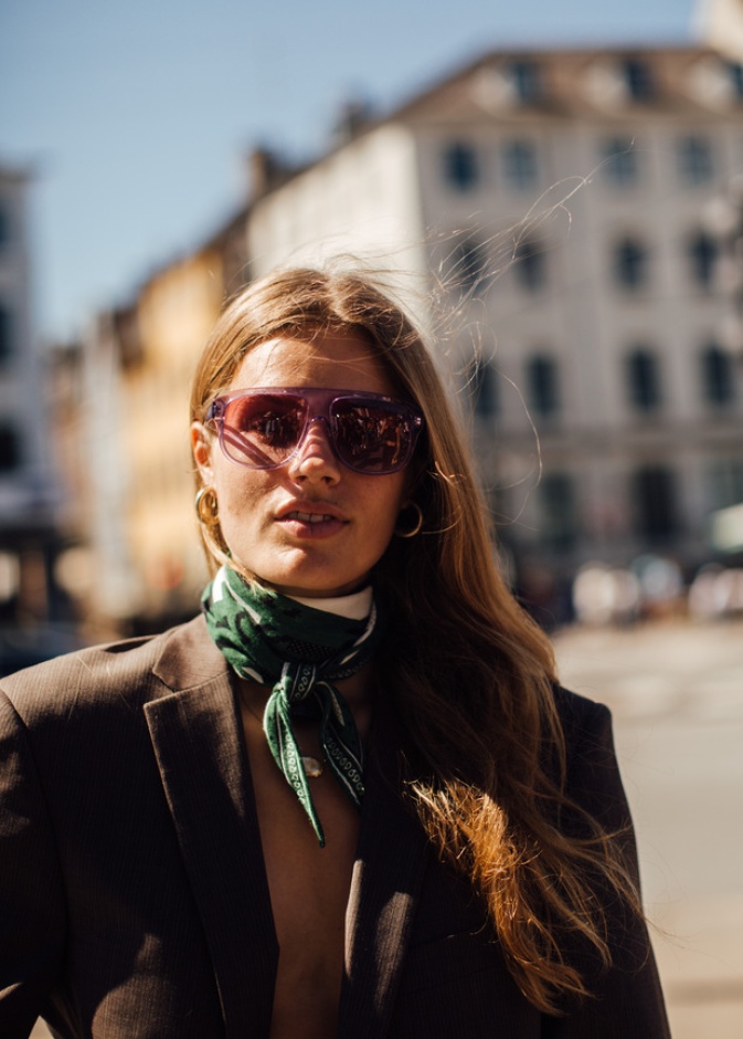 النظارات الشمسية والوشاح أكسسوارات الربيع الأكثر ضرورة