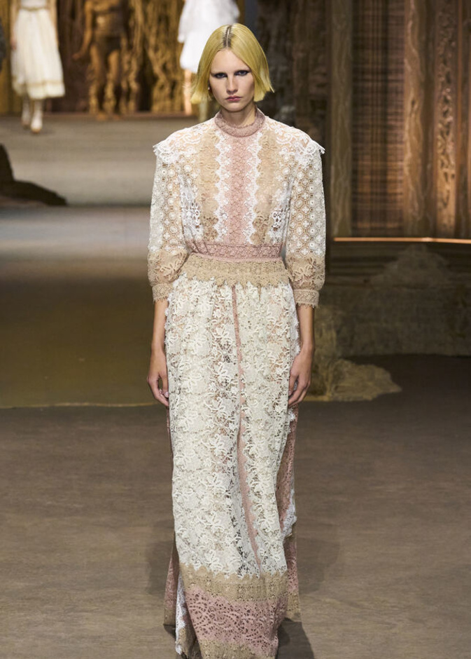 إطلالة بالدانتيل الأبيض والبيج لافتة وأنيقة من Dior