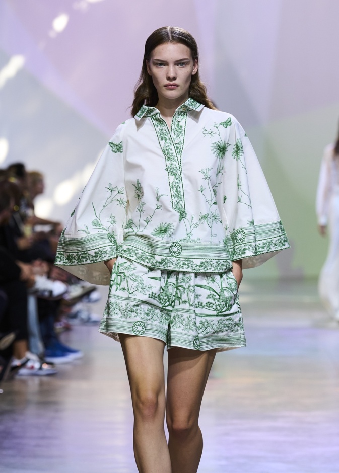 موضة الشورت الواسع مع التوبات العصرية