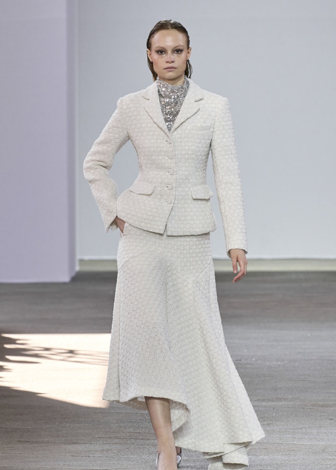 موضة التنورة البيضاء المتدرجة وغير المستقيمة