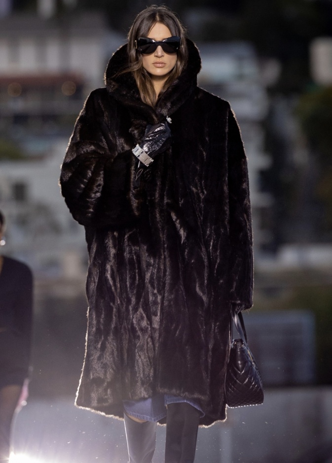 دور الأزياء العريقة تعود إلى إرثها والمديرون الإبداعيون يعيدون تفسيرها