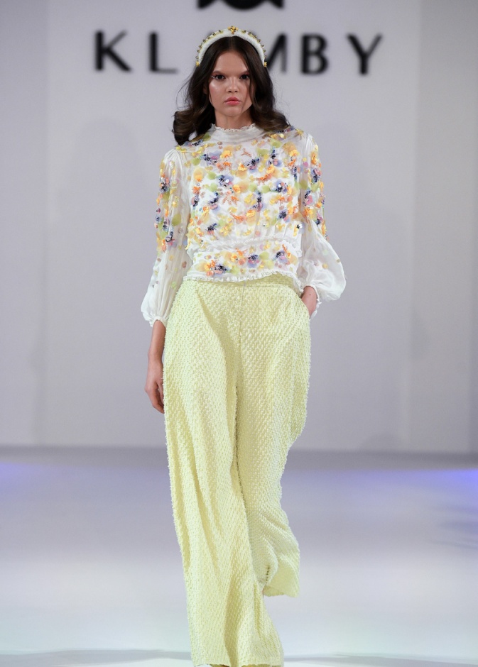 أبرز صيحات البناطيل الملونة في رمضان