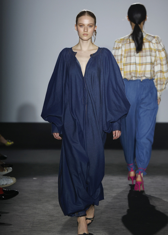 إطلالة مميّزة باللّون الكحلي من Label Edition