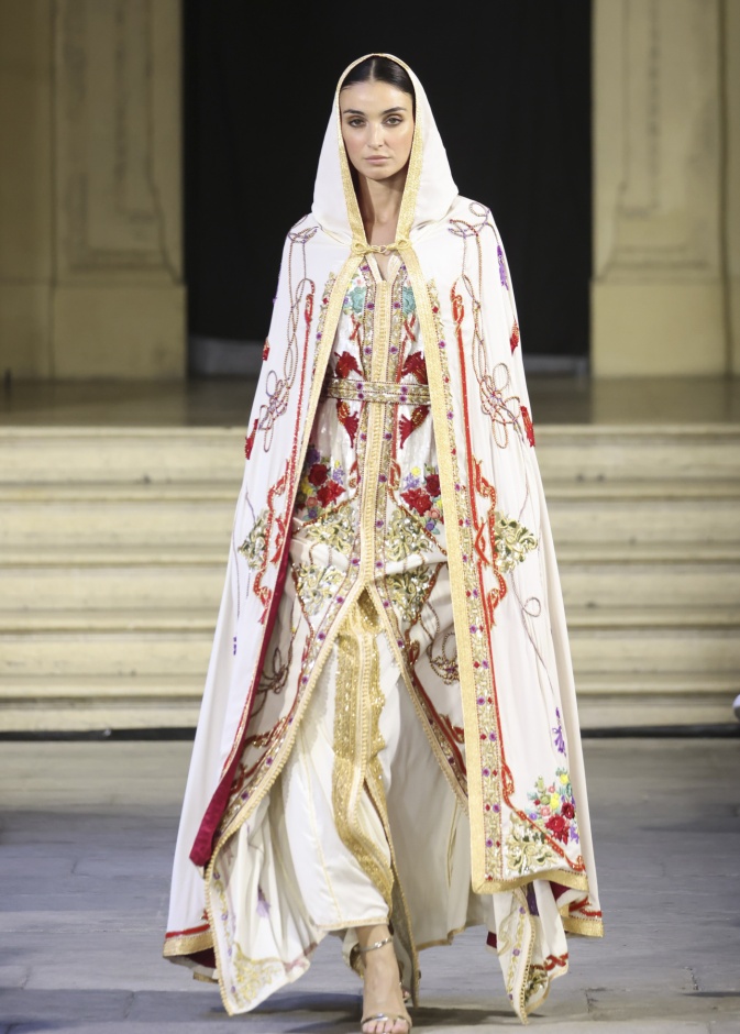   كيف تعتنين بعباءتك المطرزة لتحافظ على جمالها  