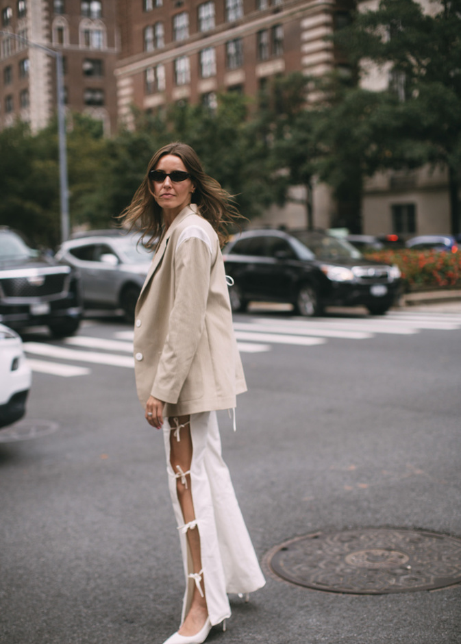 تنسيق السروال الأبيض مع بلايزر باللّون البيج من Street style