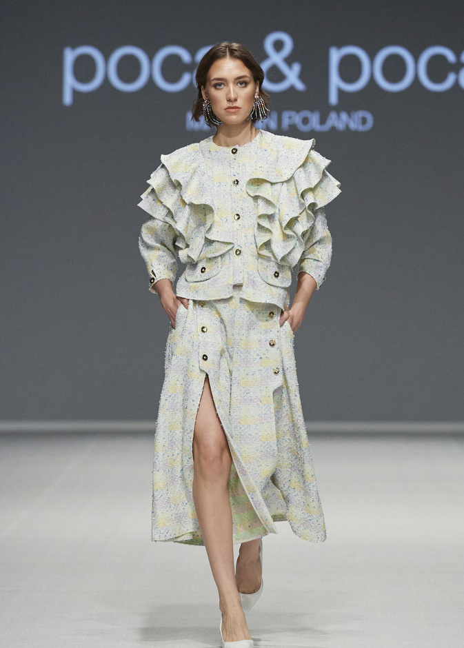 موضة الفساتين الطويلة مع الشق الجانبي تجعلك أكثر تميزاً