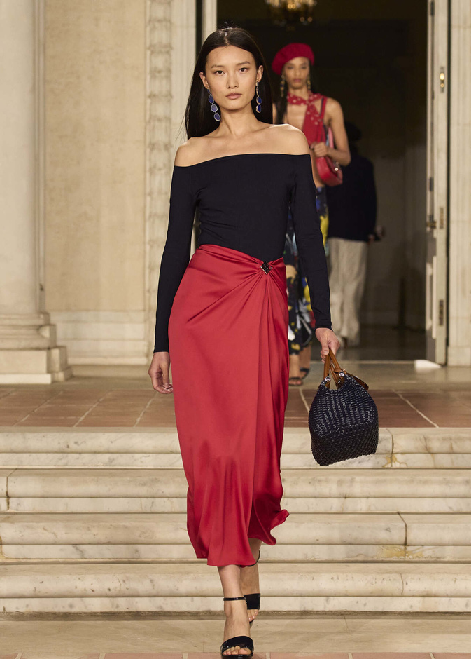 التوبات السوداء قطع لا غنى عنها في خزانتك