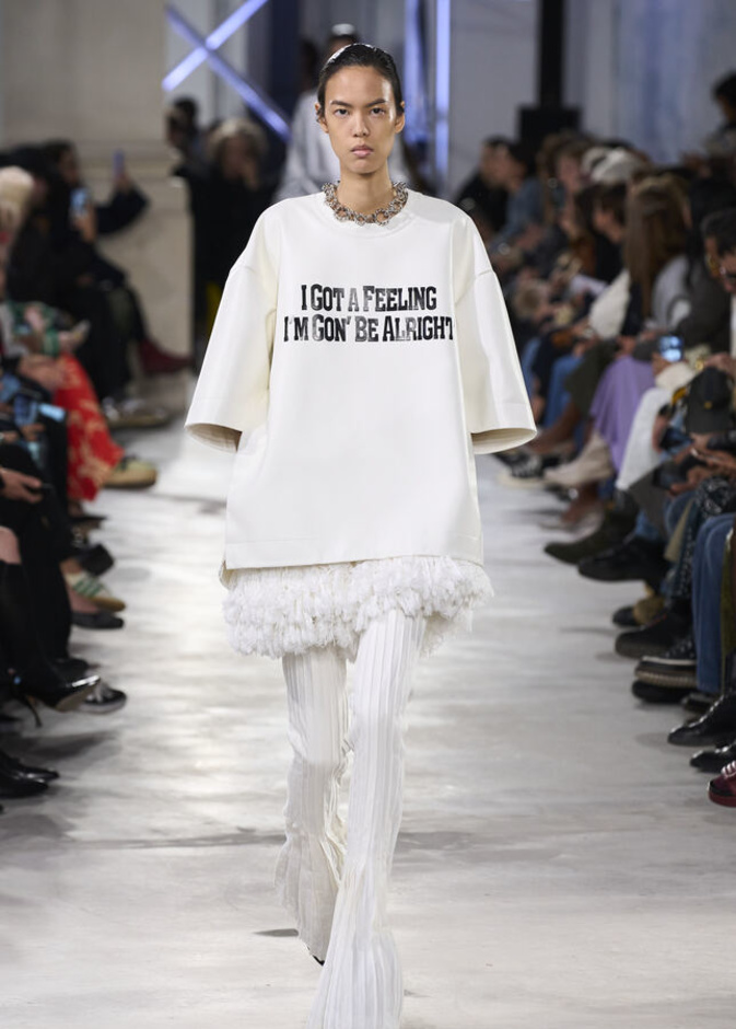إطلالة من Sacai ببلوزة عصرية باللّون الأبيض Oversize