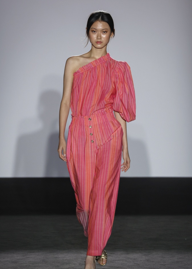 وداعاً للبناطيل التقليدية مع التصاميم المقلمة الرائجة