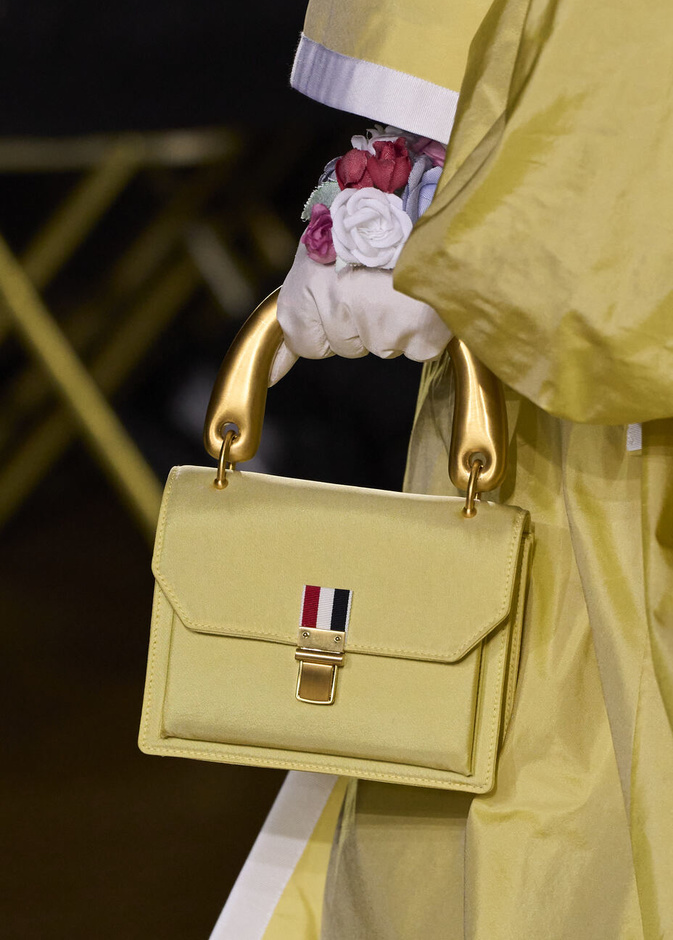 موضة الحقائب الصفراء مع العبايات السوداء