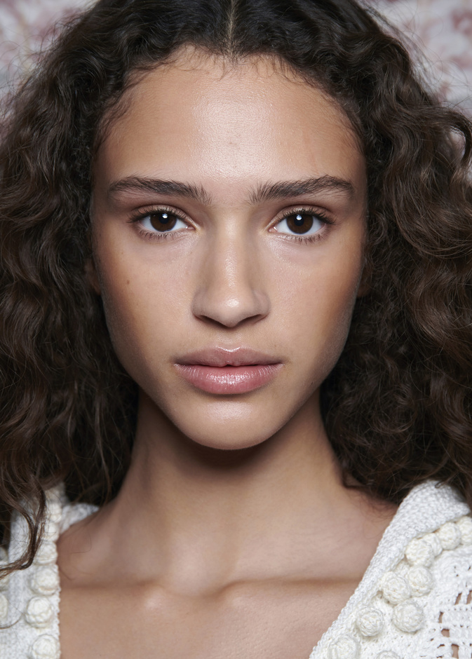 الجفاف والتشققات المزعجة حول الشفاه وحيل لإخفائها بالمكياج