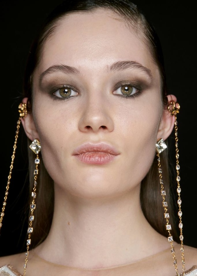 التقشير الكيميائي..هل يساعد على تجديد شباب البشرة؟