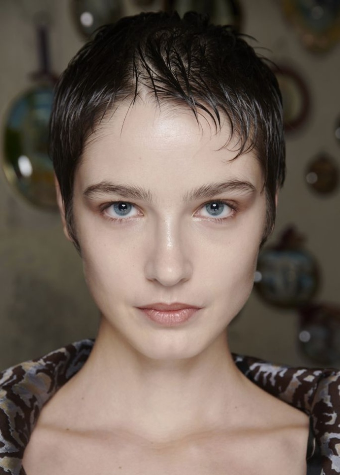 عيونك متعبة وتغمرها الهالات الداكنة؟ إليك الحلول لإعادة إشراقها قبل العيد