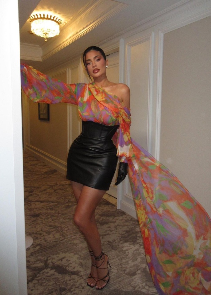 أجمل إطلالات كايلي جينر Kylie Jenner المناسبة للربيع 