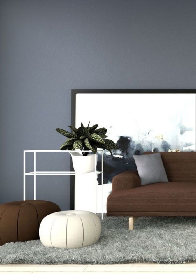 أثاث بني داكن على جدران رمادية